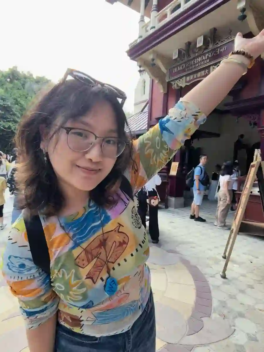 施坤在户外的自拍照